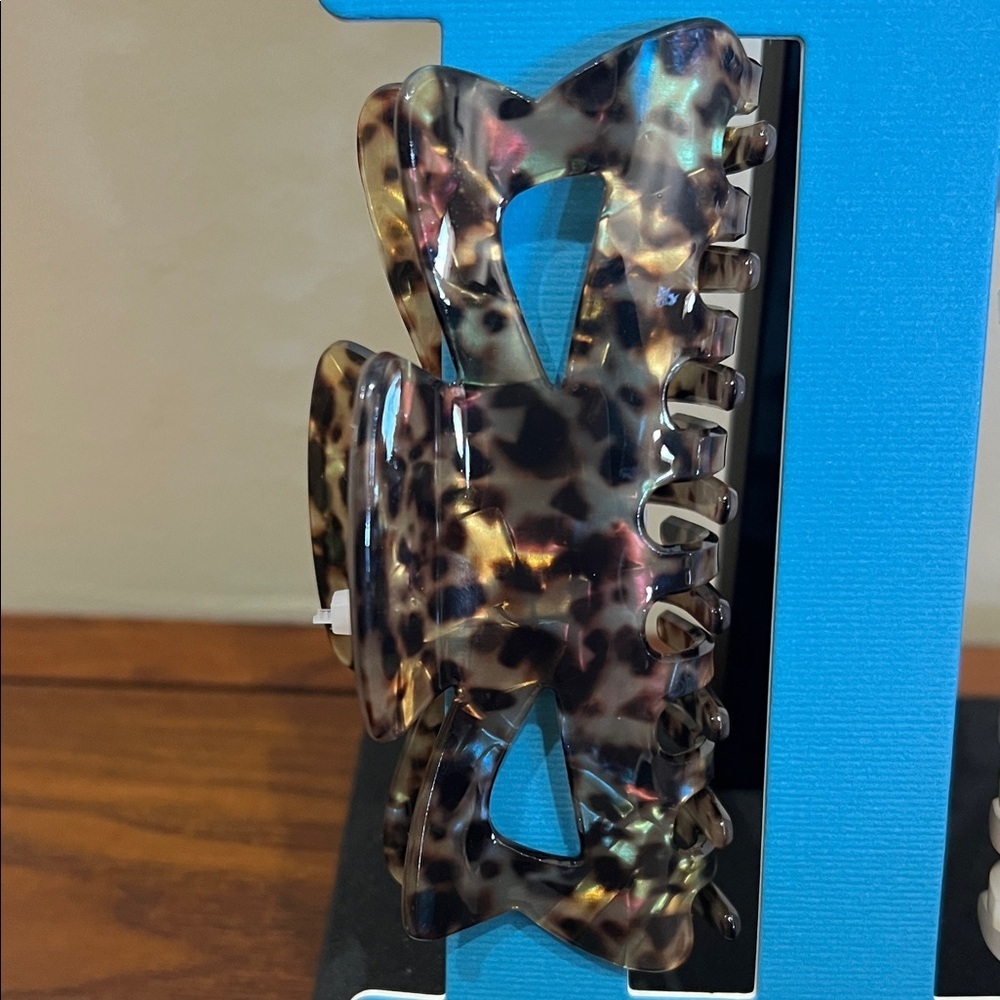 Piper K | Tortoise & Iridescent Cream Hair Clips - Picture 7 of 8